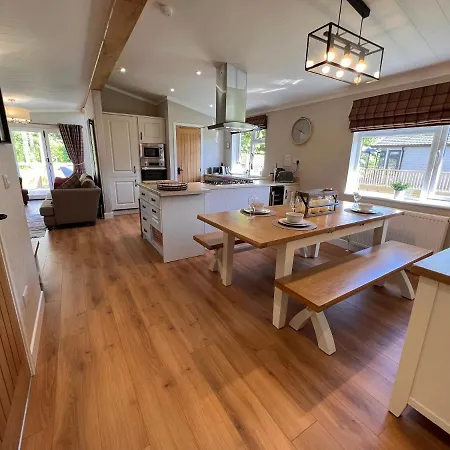 Lodge Hollicarrs - Dragonfly *