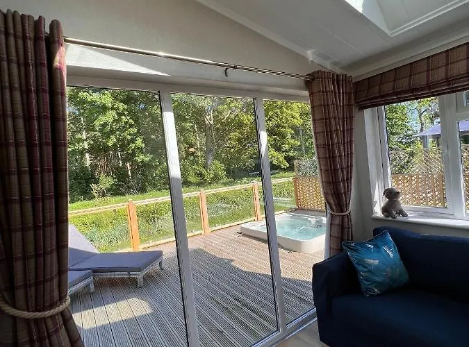 Lodge Hollicarrs - Dragonfly *